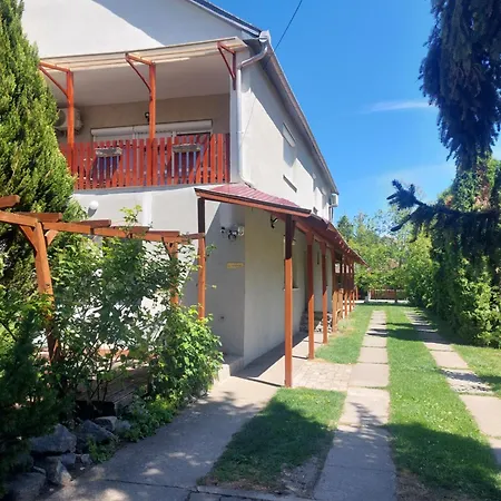 Oazis Vendeghaz Es Appartman Guest house