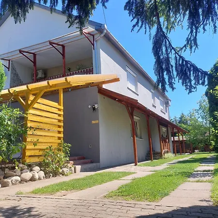 Oazis Vendeghaz Es Appartman Guest house 2*